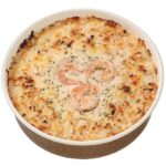 セブンイレブンのクリーミーソースの海老ドリアを比較する。税込価格：497円、カロリー：412kcal、1円あたりカロリー：0.83kcal/円、たんぱく質：13.7g、1円あたりたんぱく質：0.03g/円、脂質：11.5g、炭水化物：65.1g、糖質：61.9g、食物繊維：3.2g、食塩相当量：3.3g。海老の旨味を感じるホワイトソースに、海老とチーズを盛り付けて焼き上げたドリアです。アレルギー：卵、乳、小麦、えび。