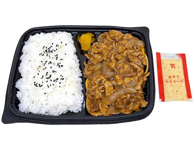 豚焼肉弁当 セブンイレブン 甘辛いタレで味付けした豚焼肉とトマトパスタを盛り付けたお弁当。