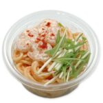 セブンイレブンの海老と明太子スパゲティサラダを比較する。税込価格：289円、カロリー：242kcal、1円あたりカロリー：0.84kcal/円、たんぱく質：9.5g、1円あたりたんぱく質：0.03g/円、脂質：13.5g、炭水化物：21.3g、糖質：20.1g、食物繊維：1.2g、食塩相当量：2.2g。定番の明太子を使用した、おつまみにも合う味わいのスパゲティサラダです。アレルギー：卵、小麦、えび。