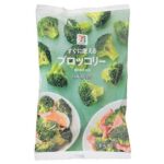 セブンイレブンの７プレミアム ブロッコリーを比較する。税込価格：214円、カロリー：30kcal、1円あたりカロリー：0.14kcal/円、たんぱく質：3.9g、1円あたりたんぱく質：0.02g/円、脂質：0.4g、炭水化物：5.2g、糖質：0.9g、食物繊維：4.3g、食塩相当量：0g。冷凍のブロッコリーです。アレルギー：なし。