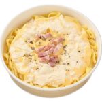 セブンイレブンの生パスタ 卵黄のコク濃厚カルボナーラを比較する。税込価格：646円、カロリー：688kcal、1円あたりカロリー：1.07kcal/円、たんぱく質：25.2g、1円あたりたんぱく質：0.04g/円、脂質：24.8g、炭水化物：93.7g、糖質：88.4g、食物繊維：5.3g、食塩相当量：3.8g。もちもちとした食感が楽しめる生パスタです。卵黄のコクを感じられるカルボナーラソースに仕立てました。アレルギー：卵、乳、小麦。