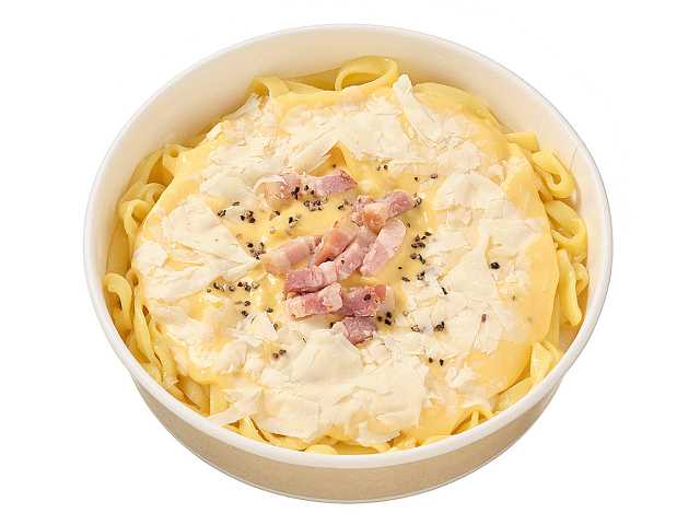 セブンイレブンの生パスタ 卵黄のコク濃厚カルボナーラを比較する。税込価格：646円、カロリー：688kcal、1円あたりカロリー：1.07kcal/円、たんぱく質：25.2g、1円あたりたんぱく質：0.04g/円、脂質：24.8g、炭水化物：93.7g、糖質：88.4g、食物繊維：5.3g、食塩相当量：3.8g。もちもちとした食感が楽しめる生パスタです。卵黄のコクを感じられるカルボナーラソースに仕立てました。アレルギー：卵、乳、小麦。