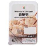 セブンイレブンの７プレミアム 肉焼売を比較する。税込価格：300円、カロリー：252kcal、1円あたりカロリー：0.84kcal/円、たんぱく質：17.3g、1円あたりたんぱく質：0.06g/円、脂質：8.3g、炭水化物：28.3g、糖質：25.6g、食物繊維：2.7g、食塩相当量：1.9g。豚肉のうま味と筍の食感が特長の肉焼売です。アレルギー：小麦。