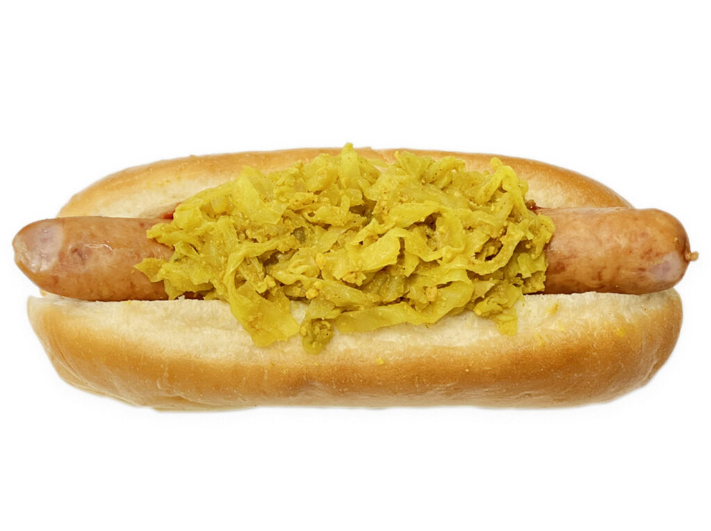 セブンイレブンのホットドッグ カレーキャベツ盛り。税込価格：248円、カロリー：286kcal、たんぱく質：8.9g、脂質：16.9g、炭水化物：25.1g、糖質：23.8g、食物繊維：1.3g、食塩相当量：1.7g。もっちり食感のパン生地に、肉々しさ感じるソーセージとカレーキャベツを盛り付けたホットドッグです。アレルギー：卵、乳、小麦。