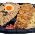 セブンイレブンのずっしり！半熟煮玉子めしと油淋鶏を比較する。税込価格：754円、カロリー：953kcal、1円あたりカロリー：1.26kcal/円、たんぱく質：35.3g、1円あたりたんぱく質：0.05g/円、脂質：23.1g、炭水化物：154.7g、糖質：147.4g、食物繊維：7.3g、食塩相当量：10.3g。半熟煮玉子と刻み海苔をのせ、豚骨醤油で味付けした御飯に油淋鶏を合わせた、ボリューム感のあるお弁当です。アレルギー：卵、乳、小麦。
