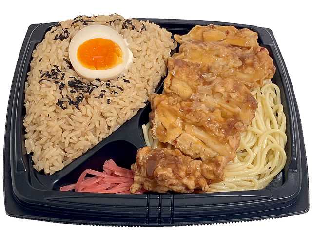 セブンイレブンのずっしり！半熟煮玉子めしと油淋鶏を比較する。税込価格：754円、カロリー：953kcal、1円あたりカロリー：1.26kcal/円、たんぱく質：35.3g、1円あたりたんぱく質：0.05g/円、脂質：23.1g、炭水化物：154.7g、糖質：147.4g、食物繊維：7.3g、食塩相当量：10.3g。半熟煮玉子と刻み海苔をのせ、豚骨醤油で味付けした御飯に油淋鶏を合わせた、ボリューム感のあるお弁当です。アレルギー：卵、乳、小麦。