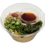 セブンイレブンの蒸し鶏とオクラのねばねばパスタサラダを比較する。税込価格：365円、カロリー：291kcal、1円あたりカロリー：0.80kcal/円、たんぱく質：12.7g、1円あたりたんぱく質：0.03g/円、脂質：1.3g、炭水化物：59.4g、糖質：54.6g、食物繊維：4.8g、食塩相当量：4.4g。梅を加えた蒸し鶏、オクラやめかぶなどのねばねば具材を使用したさっぱりと食べられるパスタサラダです。アレルギー：小麦。