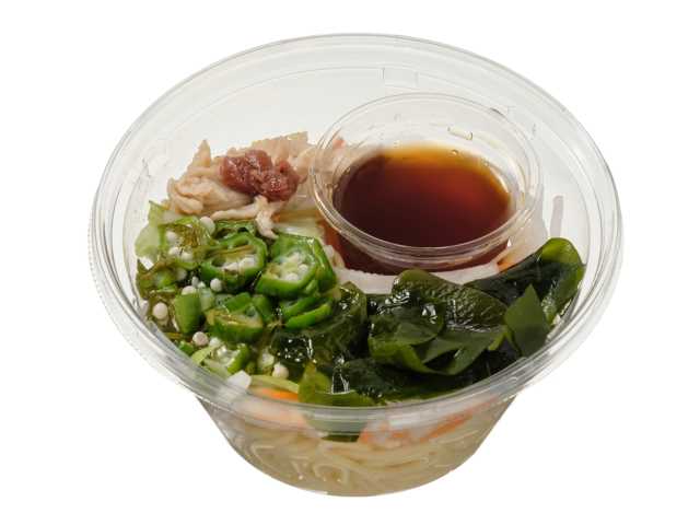 セブンイレブンの蒸し鶏とオクラのねばねばパスタサラダを比較する。税込価格：365円、カロリー：291kcal、1円あたりカロリー：0.80kcal/円、たんぱく質：12.7g、1円あたりたんぱく質：0.03g/円、脂質：1.3g、炭水化物：59.4g、糖質：54.6g、食物繊維：4.8g、食塩相当量：4.4g。梅を加えた蒸し鶏、オクラやめかぶなどのねばねば具材を使用したさっぱりと食べられるパスタサラダです。アレルギー：小麦。
