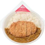 セブンイレブンのロースカツカレーを比較する。税込価格：754円、カロリー：824kcal、1円あたりカロリー：1.09kcal/円、たんぱく質：25.6g、1円あたりたんぱく質：0.03g/円、脂質：25.6g、炭水化物：126.1g、糖質：119.7g、食物繊維：6.4g、食塩相当量：3.1g。野菜の旨味とスパイスを効かせたカレーに、ロースカツを盛り付けました。アレルギー：卵、乳、小麦。