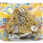 セブンイレブンのじゅーしーおむすび。税込価格：146円、カロリー：175kcal、たんぱく質：3.6g、脂質：1.8g、炭水化物：37g、糖質：35g、食物繊維：2g、食塩相当量：1.7g。具材に豚肉を追加し、より旨みが感じられる「じゅーしー」に仕上げました。アレルギー：乳、小麦。