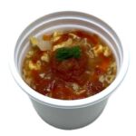 セブンイレブンのトマト酸辣湯を比較する。税込価格：354円、カロリー：124kcal、1円あたりカロリー：0.35kcal/円、たんぱく質：10.4g、1円あたりたんぱく質：0.03g/円、脂質：5.2g、炭水化物：9.8g、糖質：7.8g、食物繊維：2g、食塩相当量：2.4g。トマトの旨味と酸味が際立つ、さっぱり召し上がっていただける酸辣湯です。アレルギー：卵、小麦。