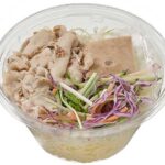 セブンイレブンの豚しゃぶパスタサラダを比較する。税込価格：397円、カロリー：422kcal、1円あたりカロリー：1.06kcal/円、たんぱく質：21.4g、1円あたりたんぱく質：0.05g/円、脂質：20.6g、炭水化物：40g、糖質：35.5g、食物繊維：4.5g、食塩相当量：3.3g。豚しゃぶ、野菜、パスタをごまポン酢と一緒に召し上がっていただくパスタサラダです。アレルギー：卵、小麦。