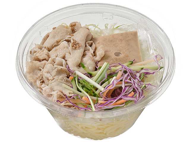 セブンイレブンの豚しゃぶパスタサラダを比較する。税込価格：397円、カロリー：422kcal、1円あたりカロリー：1.06kcal/円、たんぱく質：21.4g、1円あたりたんぱく質：0.05g/円、脂質：20.6g、炭水化物：40g、糖質：35.5g、食物繊維：4.5g、食塩相当量：3.3g。豚しゃぶ、野菜、パスタをごまポン酢と一緒に召し上がっていただくパスタサラダです。アレルギー：卵、小麦。