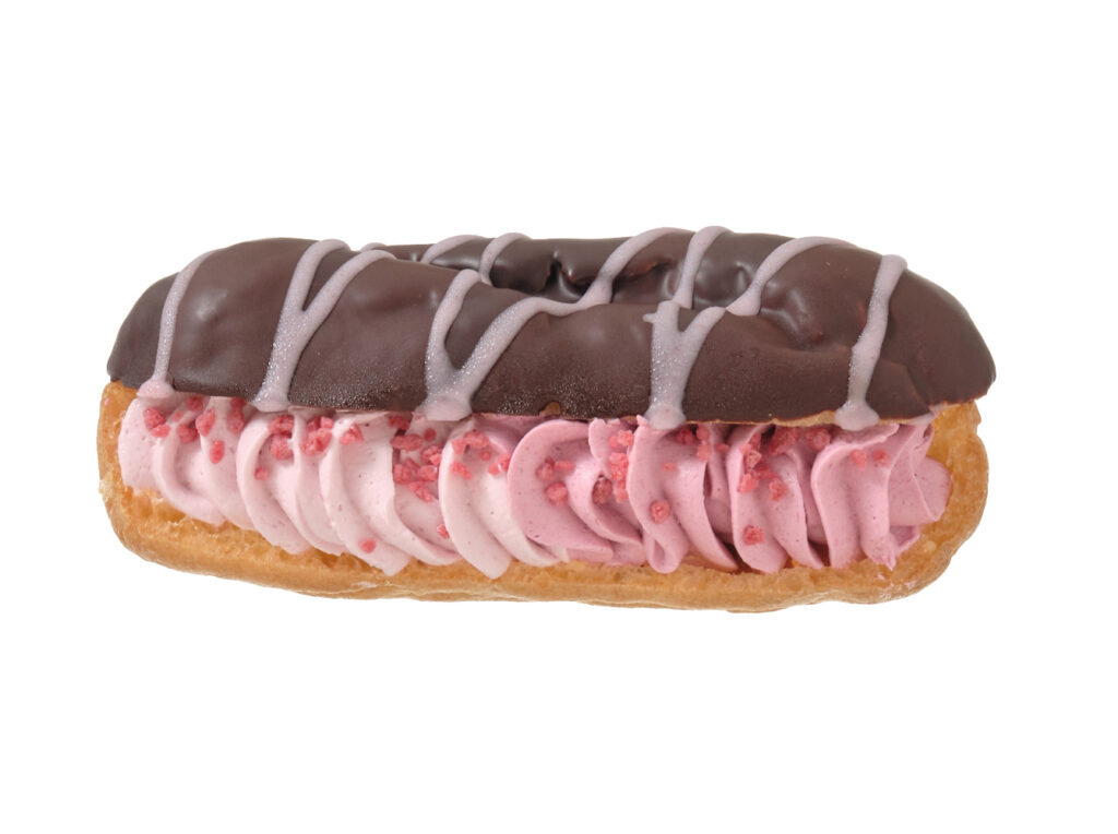 セブンイレブンのクワトロいちごエクレアを比較する。税込価格：430円、カロリー：311kcal、1円あたりカロリー：0.72kcal/円、たんぱく質：3.4g、1円あたりたんぱく質：0.01g/円、脂質：21.8g、炭水化物：25.6g、糖質：24.8g、食物繊維：0.8g、食塩相当量：0.2g。4種類の異なる味わいのいちごの具材と食感を楽しむことができるいちご尽くしのエクレアです。アレルギー：卵、乳、小麦。