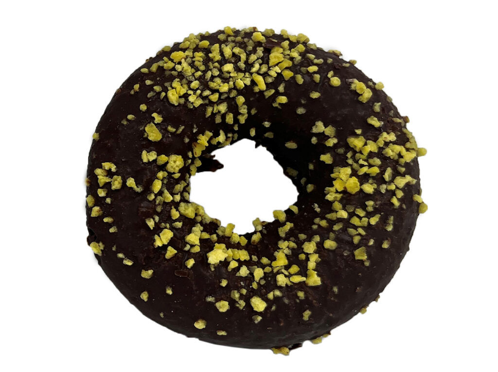 セブンイレブンのダブルクランチ チョコドーナツを比較する。税込価格：162円、カロリー：431kcal、1円あたりカロリー：2.66kcal/円、たんぱく質：4g、1円あたりたんぱく質：0.02g/円、脂質：28.9g、炭水化物：39.2g、糖質：38.2g、食物繊維：1g、食塩相当量：0.5g。ミルク風味のドーナツをチョコレートでコーティングし、チョコクランチとバター風味のクランチの２種類のクランチを上掛けしました。アレルギー：卵、乳、小麦。