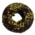 セブンイレブンのダブルクランチ チョコドーナツを比較する。税込価格：162円、カロリー：431kcal、1円あたりカロリー：2.66kcal/円、たんぱく質：4g、1円あたりたんぱく質：0.02g/円、脂質：28.9g、炭水化物：39.2g、糖質：38.2g、食物繊維：1g、食塩相当量：0.5g。ミルク風味のドーナツをチョコレートでコーティングし、チョコクランチとバター風味のクランチの２種類のクランチを上掛けしました。アレルギー：卵、乳、小麦。