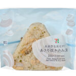 セブンイレブンのおおきなおむすび あさり炊き込みご飯を比較する。税込価格：238円、カロリー：275kcal、1円あたりカロリー：1.16kcal/円、たんぱく質：8.9g、1円あたりたんぱく質：0.04g/円、脂質：2.6g、炭水化物：55g、糖質：52.8g、食物繊維：2.2g、食塩相当量：2.6g。あさり，油揚げ，あおさを使用した炊き込みご飯のおむすびです。アレルギー：小麦、かに。