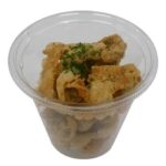 セブンイレブンの国産鶏の鶏皮チップスを比較する。税込価格：354円、カロリー：300kcal、1円あたりカロリー：0.85kcal/円、たんぱく質：12.6g、1円あたりたんぱく質：0.04g/円、脂質：23.4g、炭水化物：9.9g、糖質：9.7g、食物繊維：0.2g、食塩相当量：1.7g。国産鶏を使用したおつまみの鶏皮チップスです。アレルギー：なし。
