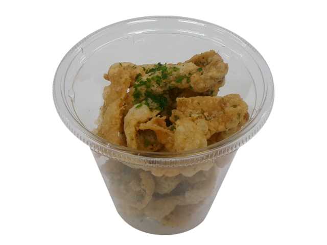 セブンイレブンの国産鶏の鶏皮チップスを比較する。税込価格：354円、カロリー：300kcal、1円あたりカロリー：0.85kcal/円、たんぱく質：12.6g、1円あたりたんぱく質：0.04g/円、脂質：23.4g、炭水化物：9.9g、糖質：9.7g、食物繊維：0.2g、食塩相当量：1.7g。国産鶏を使用したおつまみの鶏皮チップスです。アレルギー：なし。