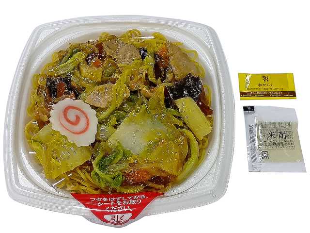 セブンイレブンの野菜たっぷり あんかけ焼そばを比較する。税込価格：581円、カロリー：562kcal、1円あたりカロリー：0.97kcal/円、たんぱく質：19.3g、1円あたりたんぱく質：0.03g/円、脂質：17.4g、炭水化物：85.2g、糖質：79.1g、食物繊維：6.1g、食塩相当量：5.5g。高温で炒めた麺と香ばしい醤油香る野菜あんを絡めて食べる、あんかけ焼そばです。アレルギー：卵、小麦。