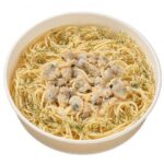 セブンイレブンのあさりのボンゴレスパゲティを比較する。税込価格：518円、カロリー：471kcal、1円あたりカロリー：0.91kcal/円、たんぱく質：20.2g、1円あたりたんぱく質：0.04g/円、脂質：11.3g、炭水化物：75.3g、糖質：69.1g、食物繊維：6.2g、食塩相当量：3.9g。あさりの旨味がつまったソースに、ふっくらと仕上げたあさりを組み合わせたパスタです。アレルギー：小麦、かに。