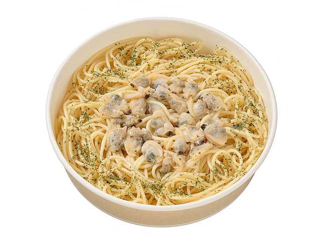 セブンイレブンのあさりのボンゴレスパゲティを比較する。税込価格：518円、カロリー：471kcal、1円あたりカロリー：0.91kcal/円、たんぱく質：20.2g、1円あたりたんぱく質：0.04g/円、脂質：11.3g、炭水化物：75.3g、糖質：69.1g、食物繊維：6.2g、食塩相当量：3.9g。あさりの旨味がつまったソースに、ふっくらと仕上げたあさりを組み合わせたパスタです。アレルギー：小麦、かに。