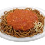 セブンイレブンの新潟名物 イタリアン焼そばを比較する。税込価格：432円、カロリー：404kcal、1円あたりカロリー：0.94kcal/円、たんぱく質：11.3g、1円あたりたんぱく質：0.03g/円、脂質：11.6g、炭水化物：66g、糖質：61.3g、食物繊維：4.7g、食塩相当量：3.3g。太麺の焼そばにトマトソースをかけて食べる、新潟県のご当地グルメ「イタリアン」です。アレルギー：乳、小麦。