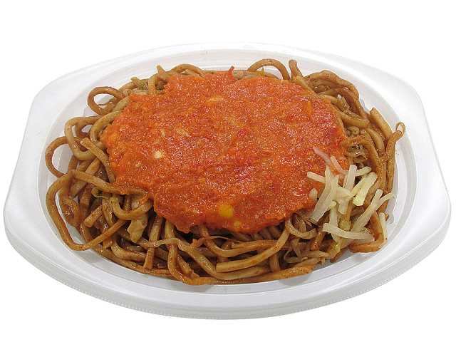セブンイレブンの新潟名物 イタリアン焼そばを比較する。税込価格：432円、カロリー：404kcal、1円あたりカロリー：0.94kcal/円、たんぱく質：11.3g、1円あたりたんぱく質：0.03g/円、脂質：11.6g、炭水化物：66g、糖質：61.3g、食物繊維：4.7g、食塩相当量：3.3g。太麺の焼そばにトマトソースをかけて食べる、新潟県のご当地グルメ「イタリアン」です。アレルギー：乳、小麦。