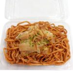 セブンイレブンのやみつきソースの焼そばを比較する。税込価格：400円、カロリー：601kcal、1円あたりカロリー：1.50kcal/円、たんぱく質：15.1g、1円あたりたんぱく質：0.04g/円、脂質：15.8g、炭水化物：101.5g、糖質：97.8g、食物繊維：3.7g、食塩相当量：6.1g。中太麺に、甘めのソースをベースとしてスパイスを効かせた味わいのソース焼そばです。アレルギー：小麦。
