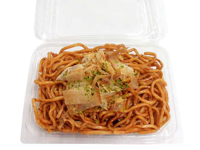 セブンイレブンのやみつきソースの焼そばを比較する。税込価格：400円、カロリー：601kcal、1円あたりカロリー：1.50kcal/円、たんぱく質：15.1g、1円あたりたんぱく質：0.04g/円、脂質：15.8g、炭水化物：101.5g、糖質：97.8g、食物繊維：3.7g、食塩相当量：6.1g。中太麺に、甘めのソースをベースとしてスパイスを効かせた味わいのソース焼そばです。アレルギー：小麦。
