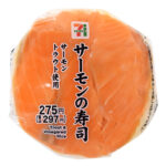 セブンイレブンのサーモンの寿司を比較する。税込価格：297円、カロリー：199kcal、1円あたりカロリー：0.67kcal/円、たんぱく質：5.9g、1円あたりたんぱく質：0.02g/円、脂質：2.8g、炭水化物：38.1g、糖質：36.9g、食物繊維：1.2g、食塩相当量：2.2g。寿司メニューの定番でもあるサーモントラウトを使った寿司です。アレルギー：小麦。