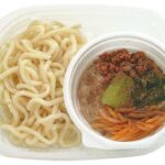 胡麻の風味香る コク旨担々つけうどん セブンイレブン 胡麻の濃厚でまろやかな旨みのあるスープに、もっちりとしたのど越しの良い麺をつけて食べるうどんです。