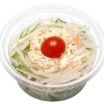 セブンイレブンのコク旨マヨネーズで食べる！大根ミックスサラダを比較する。税込価格：203円、カロリー：106kcal、1円あたりカロリー：0.52kcal/円、たんぱく質：1.3g、1円あたりたんぱく質：0.01g/円、脂質：9.2g、炭水化物：5.2g、糖質：3.7g、食物繊維：1.5g、食塩相当量：0.5g。コクと旨味のある味わいに仕上げたマヨネーズソースで食べる大根サラダです。アレルギー：卵、乳、小麦。