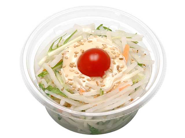 セブンイレブンのコク旨マヨネーズで食べる！大根ミックスサラダを比較する。税込価格：203円、カロリー：106kcal、1円あたりカロリー：0.52kcal/円、たんぱく質：1.3g、1円あたりたんぱく質：0.01g/円、脂質：9.2g、炭水化物：5.2g、糖質：3.7g、食物繊維：1.5g、食塩相当量：0.5g。コクと旨味のある味わいに仕上げたマヨネーズソースで食べる大根サラダです。アレルギー：卵、乳、小麦。