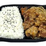 セブンイレブンの若鶏の醤油唐揚げ弁当 （二段熟成醤油使用）を比較する。税込価格：724円、カロリー：707kcal、1円あたりカロリー：0.98kcal/円、たんぱく質：34.5g、1円あたりたんぱく質：0.05g/円、脂質：18g、炭水化物：102.5g、糖質：101g、食物繊維：1.5g、食塩相当量：4.2g。二段熟成醤油、にんにく、生姜などで作った醤油だれに漬け込んだ唐揚げを５個盛り付けたお弁当です。アレルギー：卵、乳、小麦。
