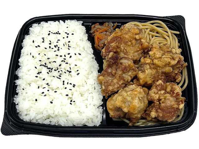 セブンイレブンの若鶏の醤油唐揚げ弁当 （二段熟成醤油使用）を比較する。税込価格：724円、カロリー：707kcal、1円あたりカロリー：0.98kcal/円、たんぱく質：34.5g、1円あたりたんぱく質：0.05g/円、脂質：18g、炭水化物：102.5g、糖質：101g、食物繊維：1.5g、食塩相当量：4.2g。二段熟成醤油、にんにく、生姜などで作った醤油だれに漬け込んだ唐揚げを５個盛り付けたお弁当です。アレルギー：卵、乳、小麦。