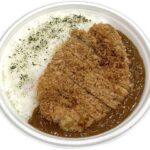 セブンイレブンのスパイス香るロースカツカレーを比較する。税込価格：745円、カロリー：903kcal、1円あたりカロリー：1.21kcal/円、たんぱく質：26.7g、1円あたりたんぱく質：0.04g/円、脂質：35.6g、炭水化物：120.3g、糖質：117.8g、食物繊維：2.5g、食塩相当量：3.7g。原材料高騰の為、商品価格を変更しております。野菜や果物の旨味を感じる、爽快なスパイシーさのロースカツカレーです。アレルギー：乳、小麦。