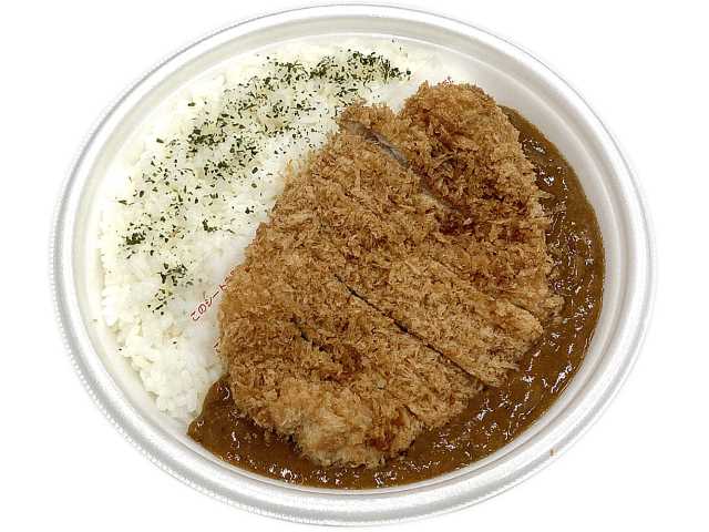 セブンイレブンのスパイス香るロースカツカレーを比較する。税込価格：745円、カロリー：903kcal、1円あたりカロリー：1.21kcal/円、たんぱく質：26.7g、1円あたりたんぱく質：0.04g/円、脂質：35.6g、炭水化物：120.3g、糖質：117.8g、食物繊維：2.5g、食塩相当量：3.7g。原材料高騰の為、商品価格を変更しております。野菜や果物の旨味を感じる、爽快なスパイシーさのロースカツカレーです。アレルギー：乳、小麦。