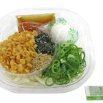 冷し温たまぶっかけうどん わさび付 セブンイレブン 半熟玉子、ねぎ、揚げ玉、刻みのリ、ごまを盛り付けた冷たいうどんです。