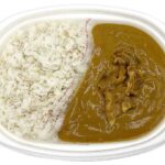 セブンイレブンのお肉の旨味 ポークカレー（麦ごはん）を比較する。税込価格：616円、カロリー：838kcal、1円あたりカロリー：1.36kcal/円、たんぱく質：15.6g、1円あたりたんぱく質：0.03g/円、脂質：24g、炭水化物：142.2g、糖質：137.4g、食物繊維：4.8g、食塩相当量：3.7g。豚肉の旨味と野菜と果実の甘みが引き立つポークカレーです。アレルギー：乳、小麦。