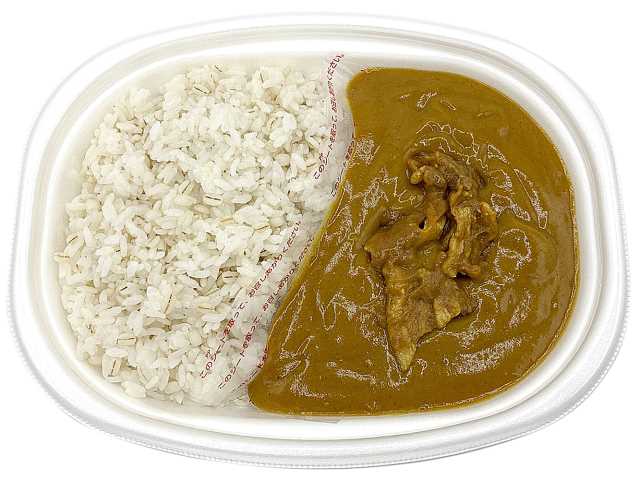 セブンイレブンのお肉の旨味 ポークカレー（麦ごはん）を比較する。税込価格：616円、カロリー：838kcal、1円あたりカロリー：1.36kcal/円、たんぱく質：15.6g、1円あたりたんぱく質：0.03g/円、脂質：24g、炭水化物：142.2g、糖質：137.4g、食物繊維：4.8g、食塩相当量：3.7g。豚肉の旨味と野菜と果実の甘みが引き立つポークカレーです。アレルギー：乳、小麦。