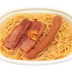 セブンイレブンの大盛ペペロンチーノ 兵庫県産にんにく使用を比較する。税込価格：646円、カロリー：821kcal、1円あたりカロリー：1.27kcal/円、たんぱく質：30.4g、1円あたりたんぱく質：0.05g/円、脂質：38.6g、炭水化物：91.7g、糖質：84.4g、食物繊維：7.3g、食塩相当量：5.1g。ソーセージとベーコンをのせた大盛ペペロンチーノです。兵庫県産のにんにくを使用し、にんにくの香りと旨みを味わえる仕立てです。アレルギー：卵、乳、小麦。