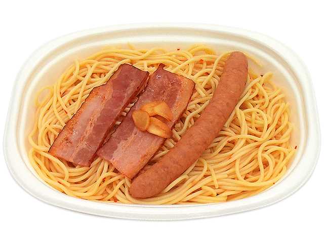 セブンイレブンの大盛ペペロンチーノ 兵庫県産にんにく使用を比較する。税込価格：646円、カロリー：821kcal、1円あたりカロリー：1.27kcal/円、たんぱく質：30.4g、1円あたりたんぱく質：0.05g/円、脂質：38.6g、炭水化物：91.7g、糖質：84.4g、食物繊維：7.3g、食塩相当量：5.1g。ソーセージとベーコンをのせた大盛ペペロンチーノです。兵庫県産のにんにくを使用し、にんにくの香りと旨みを味わえる仕立てです。アレルギー：卵、乳、小麦。