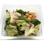 セブンイレブンのロメインミックスサラダを比較する。税込価格：322円、カロリー：148kcal、1円あたりカロリー：0.46kcal/円、たんぱく質：3.8g、1円あたりたんぱく質：0.01g/円、脂質：12.7g、炭水化物：5.1g、糖質：3.9g、食物繊維：1.2g、食塩相当量：1.1g。ロメインレタスの一部に植物工場野菜を使用しクルトンやベーコンを組み合わせた、コクのあるシーザードレッシングで食べるサラダです。アレルギー：卵、乳、小麦。
