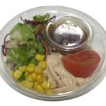 蒸し鶏と彩り野菜のラーメンサラダ セブンイレブン 蒸し鶏と彩り野菜に和風玉葱ドレッシングをかけて食べるラーメンサラダ。