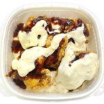 セブンイレブンのタルだく唐揚げ丼を比較する。税込価格：754円、カロリー：990kcal、1円あたりカロリー：1.31kcal/円、たんぱく質：36.8g、1円あたりたんぱく質：0.05g/円、脂質：48.3g、炭水化物：103.2g、糖質：100.8g、食物繊維：2.4g、食塩相当量：5.6g。ジューシーな唐揚げを５個盛り付けたボリュームのある弁当です。唐揚げをニンニクダレとたっぷりのタルタルソースで食べる、背徳感のある味付けにしております。アレルギー：卵、乳、小麦。