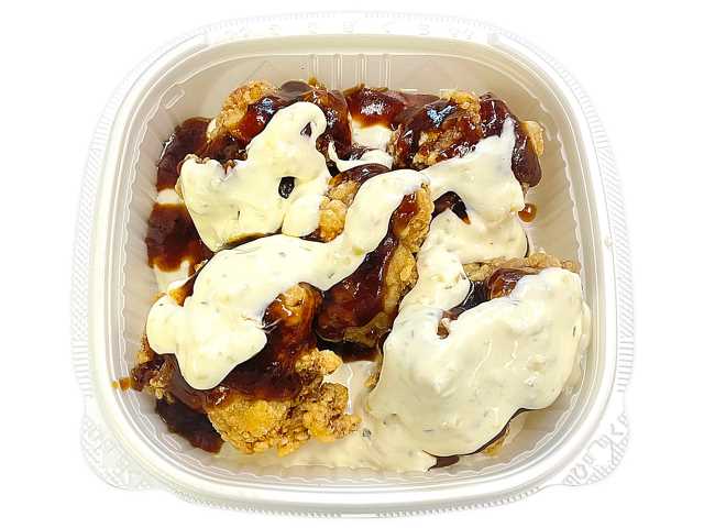 セブンイレブンのタルだく唐揚げ丼を比較する。税込価格：754円、カロリー：990kcal、1円あたりカロリー：1.31kcal/円、たんぱく質：36.8g、1円あたりたんぱく質：0.05g/円、脂質：48.3g、炭水化物：103.2g、糖質：100.8g、食物繊維：2.4g、食塩相当量：5.6g。ジューシーな唐揚げを５個盛り付けたボリュームのある弁当です。唐揚げをニンニクダレとたっぷりのタルタルソースで食べる、背徳感のある味付けにしております。アレルギー：卵、乳、小麦。