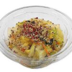セブンイレブンのおつまみピリ辛ごま白菜を比較する。税込価格：203円、カロリー：54kcal、1円あたりカロリー：0.27kcal/円、たんぱく質：2.9g、1円あたりたんぱく質：0.01g/円、脂質：2.7g、炭水化物：6.1g、糖質：2.8g、食物繊維：3.3g、食塩相当量：1.5g。たっぷりの胡麻と唐辛子を盛り付けた、白だしの効いた白菜の美味しさを味わえるおつまみです。アレルギー：小麦。