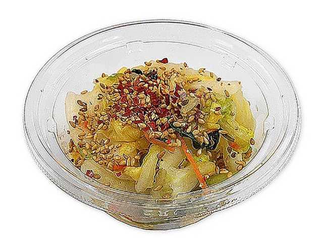 セブンイレブンのおつまみピリ辛ごま白菜を比較する。税込価格：203円、カロリー：54kcal、1円あたりカロリー：0.27kcal/円、たんぱく質：2.9g、1円あたりたんぱく質：0.01g/円、脂質：2.7g、炭水化物：6.1g、糖質：2.8g、食物繊維：3.3g、食塩相当量：1.5g。たっぷりの胡麻と唐辛子を盛り付けた、白だしの効いた白菜の美味しさを味わえるおつまみです。アレルギー：小麦。