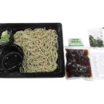 セブンイレブンの信州産石臼挽きそば粉のざるそばを比較する。税込価格：443円、カロリー：354kcal、1円あたりカロリー：0.80kcal/円、たんぱく質：16.4g、1円あたりたんぱく質：0.04g/円、脂質：3.4g、炭水化物：67.1g、糖質：61.7g、食物繊維：5.4g、食塩相当量：1.9g。原材料高騰のため、価格（税抜）を４１０円に変更いたします。風味が良く旨味の強い信州産のそば粉を使ったざるそばです。アレルギー：卵、小麦、そば。